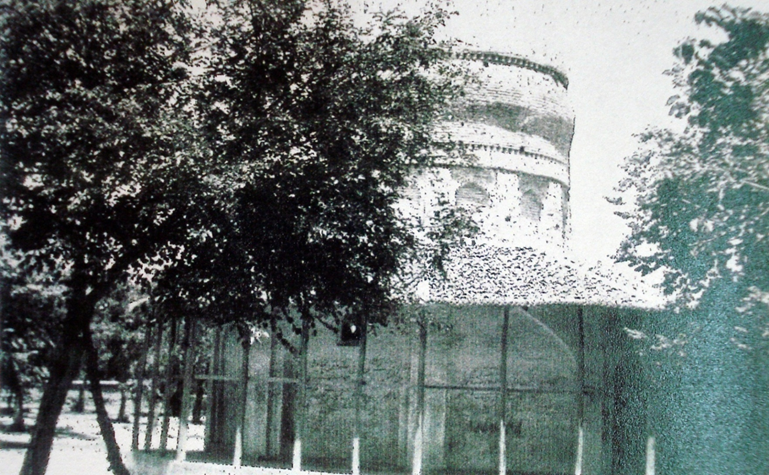 نماي جنوب و جنوب شرقي امامزاده قبل از تخریب شبستان در سال 1364