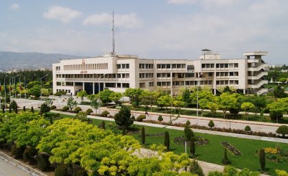 دانلود پاورپوینت نمونه موردی فضاهای آموزشی خارجی و داخلی - Image 4